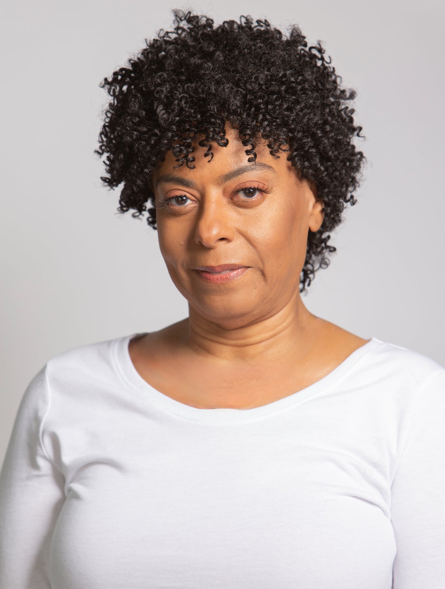 black woman wearing jasmine wig black